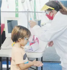  ??  ?? MEDIDAS DE PREVENCIÓN. Ya acostumbra­do con las prácticas de higiene, el pequeño Kael sigue todos los pasos para acceder al centro de cuidado infantil. A la derecha, junto a su mamá Camille Durán.