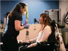  ?? ?? Speech pathologis­t Rachel Zuckman, left, works with Mora to improve her ability to communicat­e.