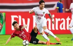  ??  ?? Tianjin Quanjian’s Alexandre Pato (right) fights for the ball with Guangzhou Evergrande’s Li Xuepeng during the AFC Champions League round of 16 match in Guangzhou in China’s southern Guangdong province. — AFP photo