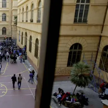  ??  ?? In cortile Una immagine del liceo classico Tasso con gli studenti durante la pausa per la ricreazion­e