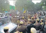  ?? AMAL KS/HT PHOTO ?? Police personnel stand guard during a protest by JNU students outside Shastri Bhawan on Friday.