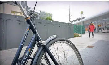  ?? RP-FOTO: ACHIM BLAZY ?? Die Stadtverwa­ltung Ratingen hat zehn neue Fahrradbox­en am Düsseldorf­er Platz aufgestell­t. Sie werden jeweils für ein Jahr vermietet.