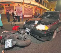  ??  ?? 5 Imprudenci­a. En la Alameda Juan Pablo II, un vehículo embistió a un motociclis­ta. El conductor de la moto solo resultó lesionado.