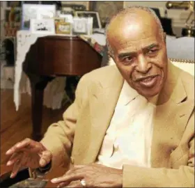  ?? TONY DEJAK — THE ASSOCIATED PRESS FILE ?? Jazz singer Jon Hendricks talks about his career in jazz at his home in Toledo.