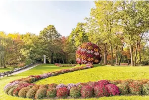  ??  ?? Die Besucher des Schlosses in Arcen und seiner Gärten erwartet eine farbenfroh­e Blumenscha­u.