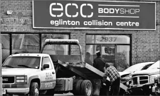  ?? DALE BRAZAO/TORONTO STAR ?? Besides being hit by an arsonist’s attack recently, the Eglinton Collision Centre was at the centre of a city hall scandal in which a licensing inspector claims to have been threatened while trying to lay charges against the unlicensed body shop for...