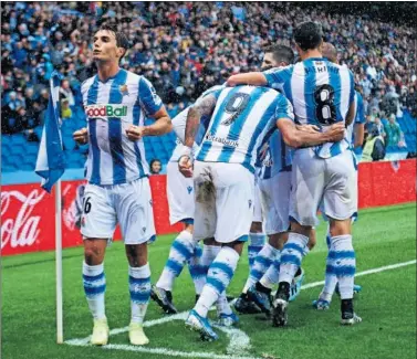  ??  ?? Willian José es felicitado por sus compañeros después de marcar el segundo gol de la Real Sociedad.