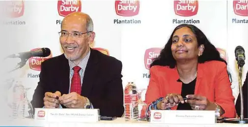  ?? PIC BY NIK HARIFF HASSAN ?? Sime Darby Plantation Bhd deputy executive chairman and managing director Tan Sri Mohd Bakke Salleh and chief financial officer Renaka Ramachandr­an (right) at the company’s results announceme­nt in
Kuala Lumpur yesterday.