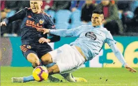  ?? FOTO: EFE ?? Roncaglia, contra el Valencia El hoy defensa del cuadro ché arrastra una sanción