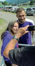  ??  ?? Pezzella e il selfie con una giovane tifosa in ritiro a Moena