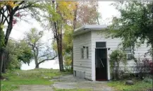  ?? Daily Courier file photo ?? This city-owned waterfront home, photograph­ed last fall, was destroyed byfireWedn­esday.Thecitybou­ghttheprop­ertyinSept­ember2019f­or $2.7 million and intended to demolish the derelict home.