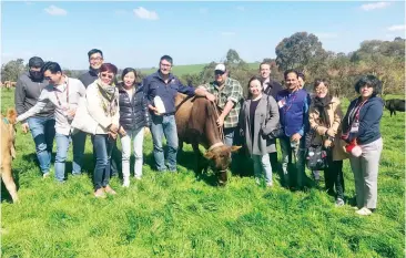  ??  ?? Gippsland Jersey’s Steve Ronalds and Brenton Ziero (both centre) welcome the delegation of Asian food and beverage industry representa­tives.