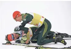  ?? FOTO: DPA ?? Die Kombiniere­r Fabian Rießle (unten) und Eric Frenzel jubeln hinter der Ziellinie über ihren Sieg.