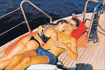  ?? FOTO: TWITTER ?? Cristiano Ronaldo, con su pareja en el mar Georgina Rodríguez compartió esta imagen ayer con sus seguidores