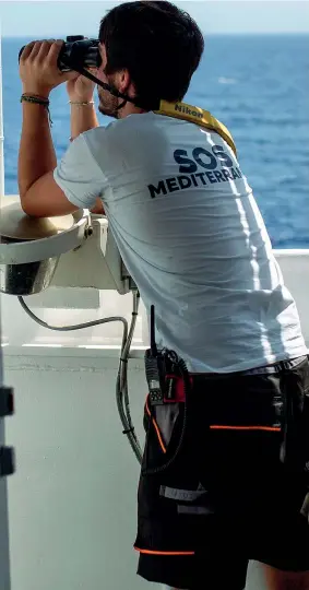  ??  ?? In mare Un operatore della Ong Sos Méditerran­ée a 20 miglia dalla costa libica (Afp)