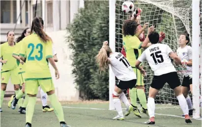 ?? Foto: Elche CF/Jesús Peral ?? Kampf um jeden Ball: Die Elcher Fußballeri­nnen (grün) in Mislata.