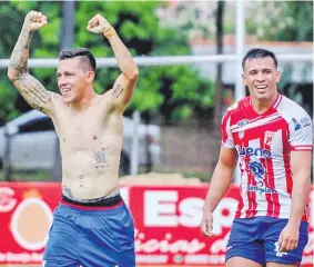  ?? ?? José Antonio Ayala Pacheco (32) celebra con los puños arriba el tanto del triunfo de Sportivo Carapeguá. Lo acompaña Walter Iván Pacheco Fernández (27). APF