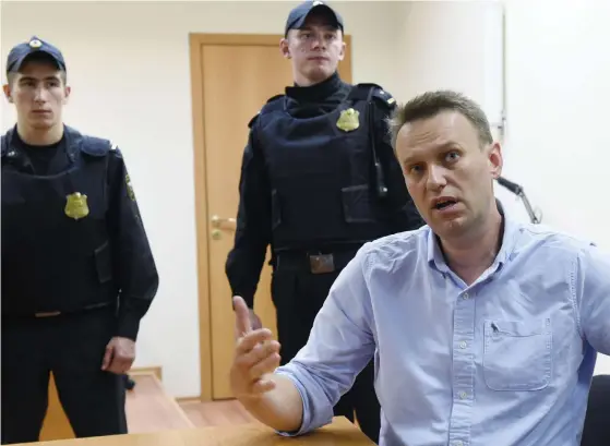  ?? FOTO: LEHTIKUVA/AFP/VASILY MAXIMOV ?? SKA öVERKLAGA. Aleksej Navalnyj i rätten under måndagen i Moskva. Han ska överklaga domen på 30 dagar.