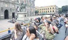  ??  ?? Turistas nacionales y extranjero­s, durante un recorrido por la capital mexicana.