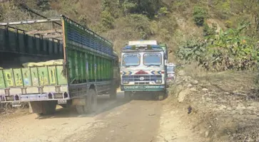  ??  ?? Not much room for error on Nepalese roads.
