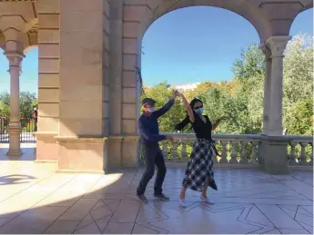  ??  ?? Sobre estas líneas, una pareja baila swing en el Parc de la Ciutadella. Arriba, el Mercado de Sant Josep de La Boquería, uno de los lugares más atractivos para los turistas.