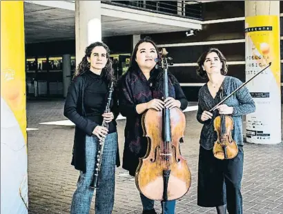  ?? LLIBERT TEIXIDÓ ?? Las catalanas Ona Cardona y Helena Satué flanquean a la canadiense Estelle Choi en el hall de L’Auditori