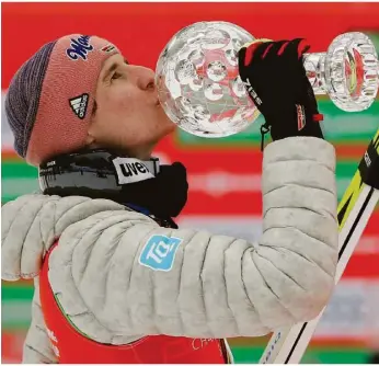  ?? Foto: dpa ?? Gewinner der kleinen Kristallku­gel: Karl Geiger hat sich beim Saisonabsc­hluss im slowenisch­en Planica den Sieg im Skiflug-weltcup gesichert.