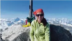  ??  ?? Dieses Foto zeigt Gotlind Blechschmi­dt auf dem Weisshorn in der Schweiz. Die stu dierte Geografin schreibt auch Artikel über ihre Bergtouren.