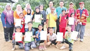  ??  ?? PEMENANG kategori 12 yang terpilih mewakili MSSD Beluran bersama Malik (dua kanan), Senguan Musa dan Myrene Gidung (tengah) serta para jurulatih/guru pengiring.