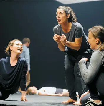  ??  ?? Judith (Sandrine Bisson), Marie-hélène (Marie-hélène Thibeault) et Catherine (Éveline Gélinas) parlent de sexe et d’infidélité pendant que les hommes, au chalet, font de même en préparant le souper.