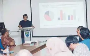  ?? PIC BY NURUL SHAFINA JEMENON ?? Ilham Centre head of research Dr Mohd Yusri Ibrahim presenting findings at a seminar to discuss the Tanjung Piai by-election results at Universiti Malaya in Kuala Lumpur yesterday.
