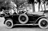  ??  ?? Giulio Levi e i figli a Firenze nel 1925 (foto: Archivio privato famiglia Giulio e Adriana Levi)