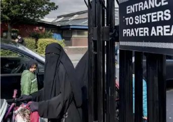  ??  ?? Devant la mosquée de Small Heath, le plus grand centre salafiste en Europe.