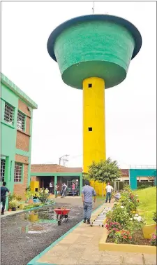  ??  ?? La planta de procesamie­nto de agua de Carmen del Paraná. Fue construida y habilitada en 2013 por la EBY y es administra­da por la empresa Cimann.