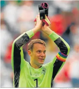  ?? MATTHIAS SCHRADER / EFE ?? El portero alemán Manuel Neuer, tras la victoria ante Portugal del sábado.