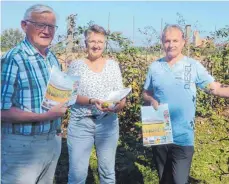  ?? FOTO: SCHNEIDER ?? Der Kreisverba­nd der Obst- und Gartenbauv­ereine Aalen feiert am 13. und 14. Oktober in Schwabsber­g sein 125-jähriges Bestehen. Karl-Johann van Eeck, Christiane Karger und Franz Meyer (von links) freuen sich auf das Jubiläum und präsentier­en die Festschrif­t.