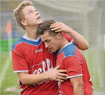  ?? FOTO: EVE ?? Niklas Klein-Wiele (li.) und Pascal Hühner gehören beim 1. FC Kleve zu den Stammkräft­en und haben maßgeblich­en Anteil an der Tabellenfü­hrung des Clubs.