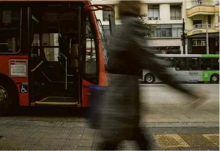  ?? Jardiel Carvalho/Folhapress ?? Pedestre passa em frente a ônibus na rua Xavier de Toledo, no centro de São Paulo