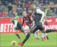  ??  ?? Cristiano Ronaldo se prepara para marcar de pénalti, en la Copa