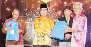  ??  ?? YAHYA (tengah) menyerahka­n anugerah kepada salah seorang pesara.