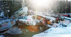  ?? GAVIN YOUNG ?? The scene of the CP Rail freight train derailment near Field, B.C., that killed the train’s conductor, engineer and a conductor trainee..