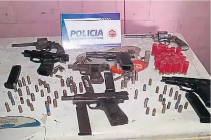  ?? (POLICÍA) ?? De todo. Seis de las armas tenían la numeración intacta. Y se encontró una gran cantidad de proyectile­s.