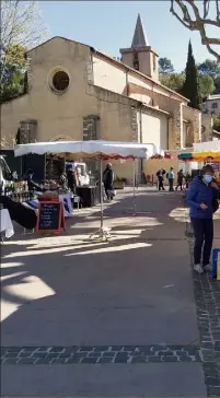  ??  ?? « Que du Bionheur », épicerie itinérante, ici au marché de Roquebruss­anne, fait partie des commerçant­s engagés.