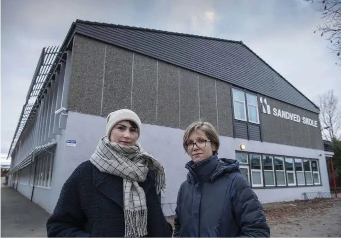  ?? JARLE AASLAND ?? Foreldrere­presentant Hege Jupskås Wee (t.v.) og Marit Hembre, nestleder i FAU ved Sandved skole, som er den største barneskole­n i Sandnes. Til høsten blir det 28 klasser ved skolen, og det er ikke plass til alle.