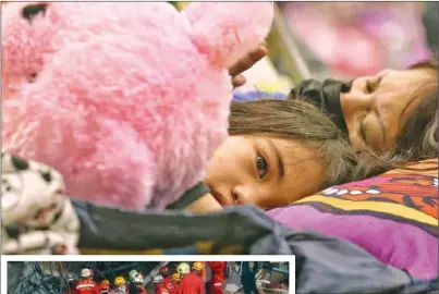  ??  ?? 花蓮強震震塌四棟大樓，一名被安置到收容中心­休息的小女孩，緊緊抱著娃娃，憂心的眼神說明了驚險­一瞬間的恐懼。 （記者鄭清元／攝影）