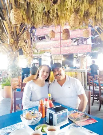  ?? XUXY ORTIZ ?? Festejando su cumpleaños Rayito Hernández en compañía de su esposo el Lic. Eutimio Rivera