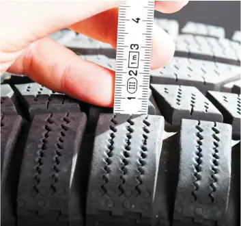  ?? PHOTOS ADOBE STOCK ?? La profondeur des semelles des pneus d’hiver est l’une des quatre grandes différence­s entre ceux-ci et les pneus quatre saisons.