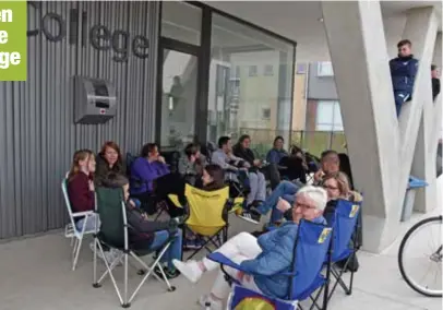  ?? FOTO GVB ?? Sinds vrijdagnam­iddag kamperen er ouders voor het Agnetencol­lege.