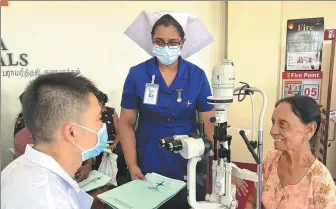  ?? ?? A Chinese doctor talks with a patient before a cataract operation in Sri Lanka.