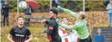  ?? FOTO: ROLF SCHULTES ?? Da ging es noch um Fußball: Oberzells Leiwu Gomes dos Santos im Luftduell mit Weilers Torwart Andreas Hane.